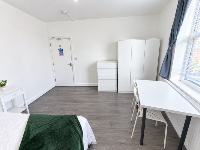 Room Springfield Road in Greater London