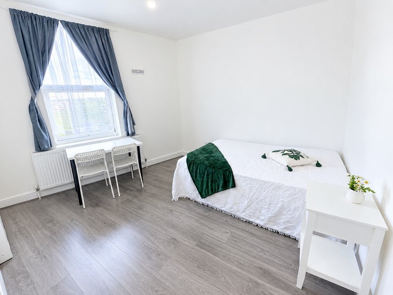 Room Springfield Road in Greater London