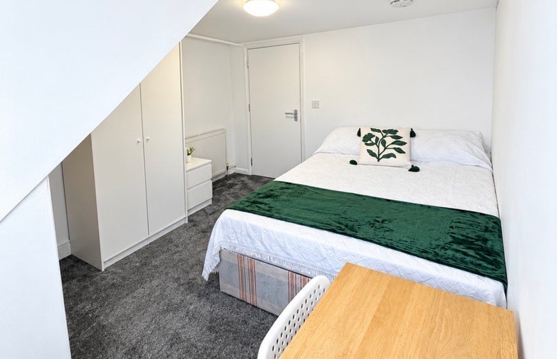 Room Springfield Road in Greater London