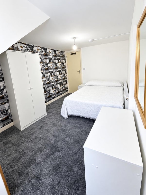 Room Springfield Road in Greater London