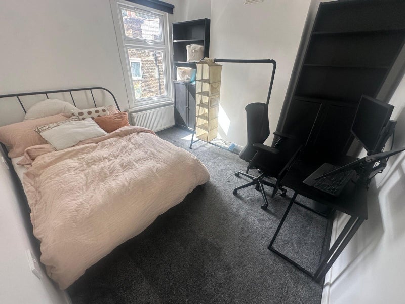 Room Wellington Road in Greater London