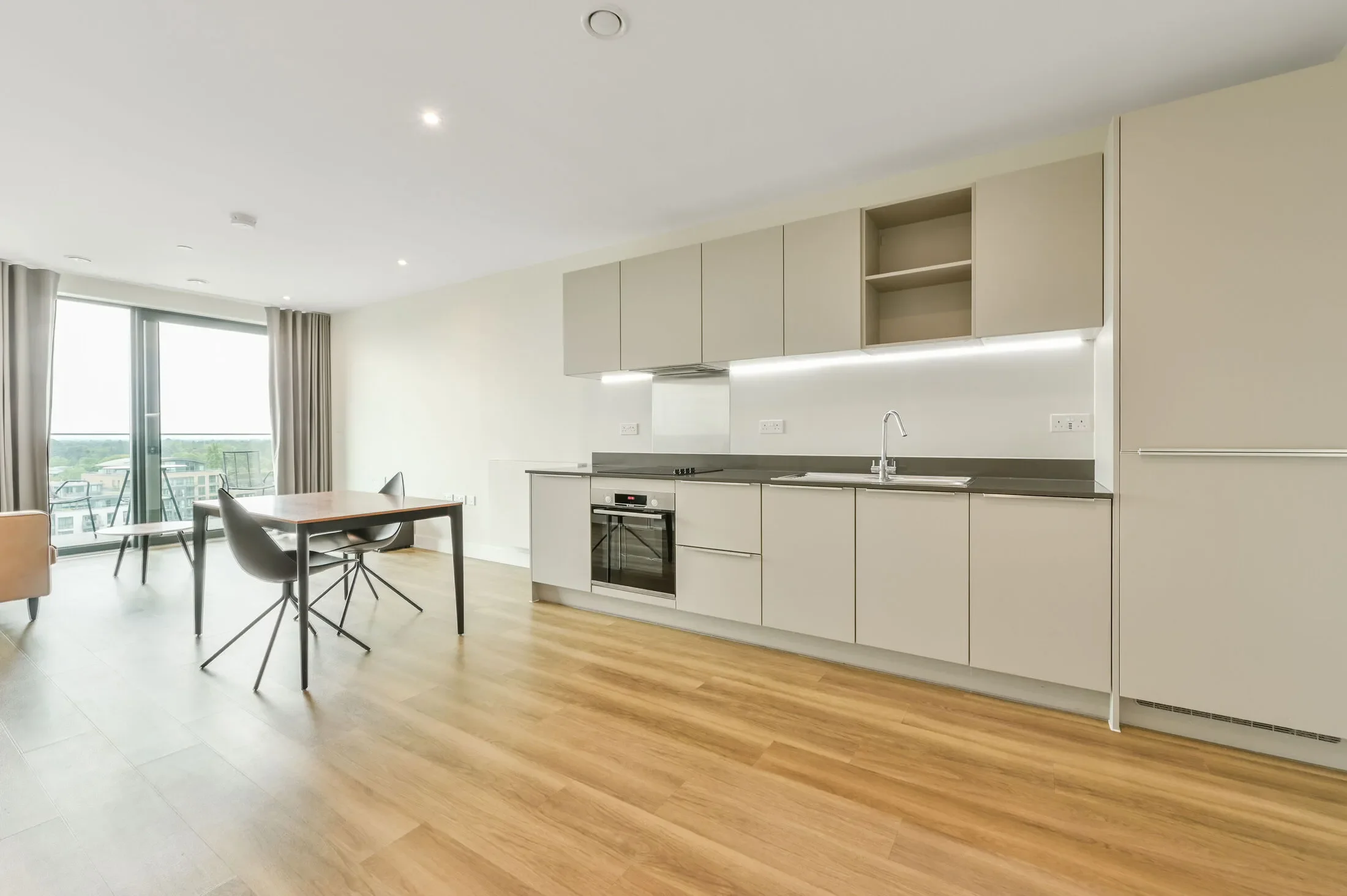 Flat Kew Bridge in Greater London