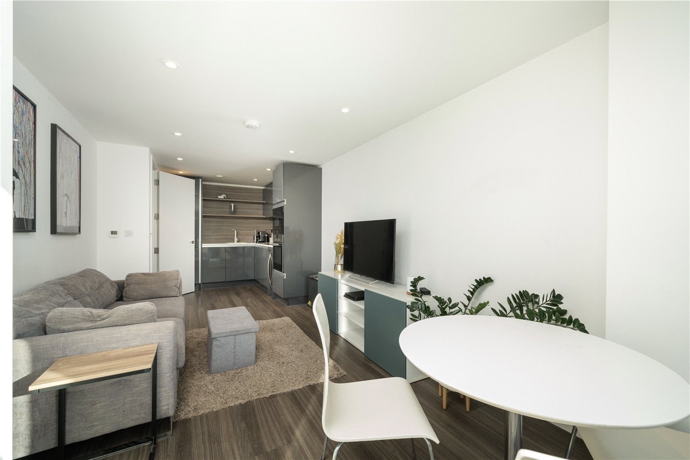 Flat Broomhill Road in Greater London