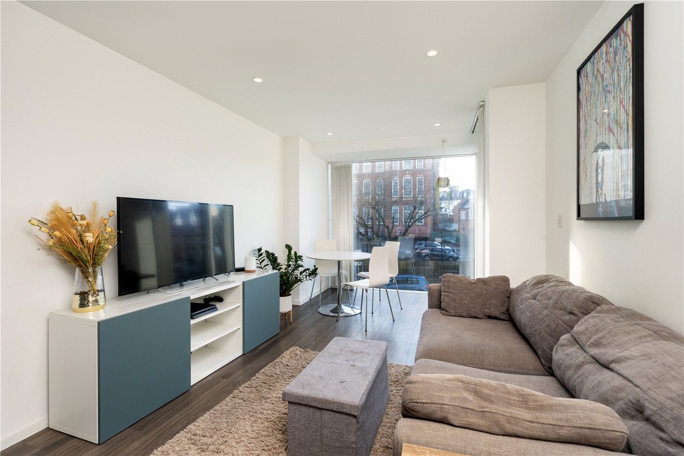 Flat Broomhill Road in Greater London