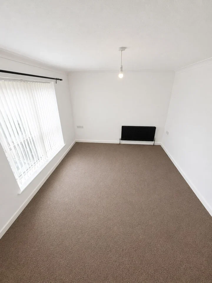 Flat Bridgewater Court in Southampton