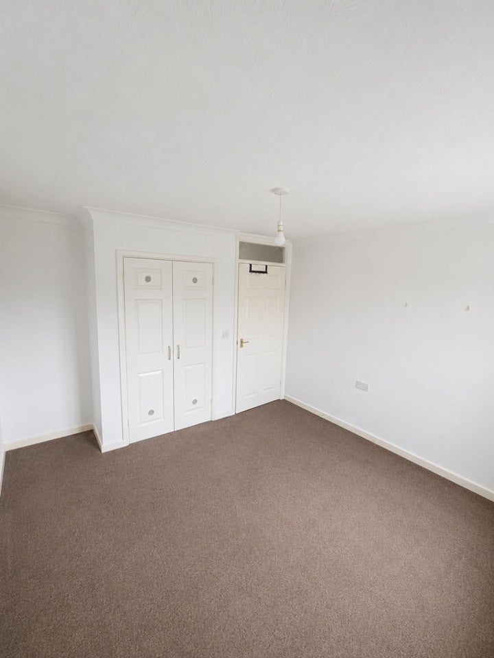 Flat Bridgewater Court in Southampton