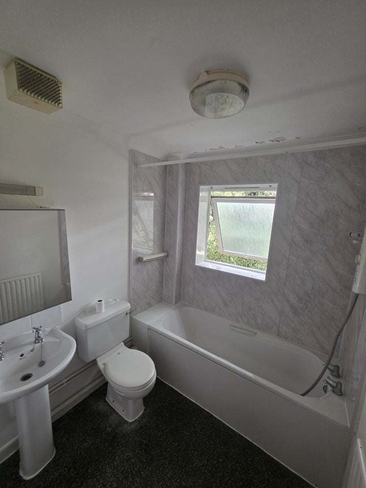 Flat Bridgewater Court in Southampton