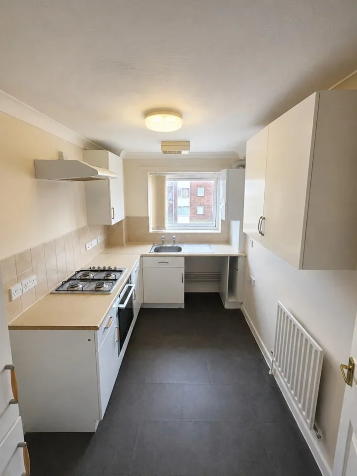 Flat Bridgewater Court in Southampton