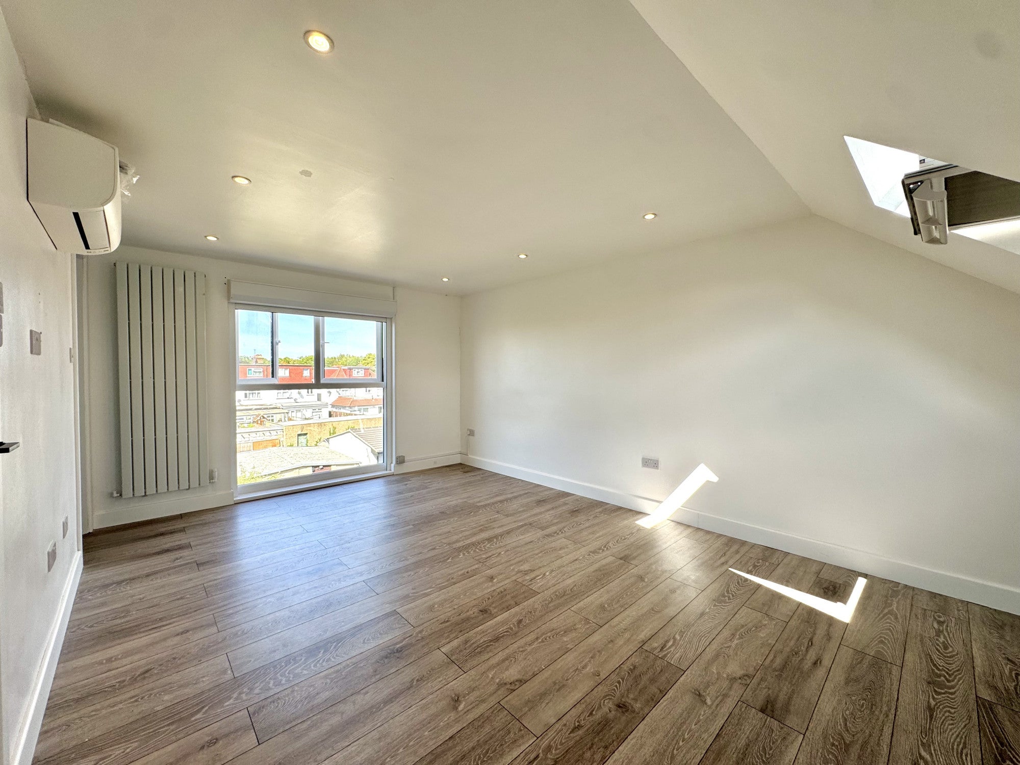 House Heston Avenue in Greater London