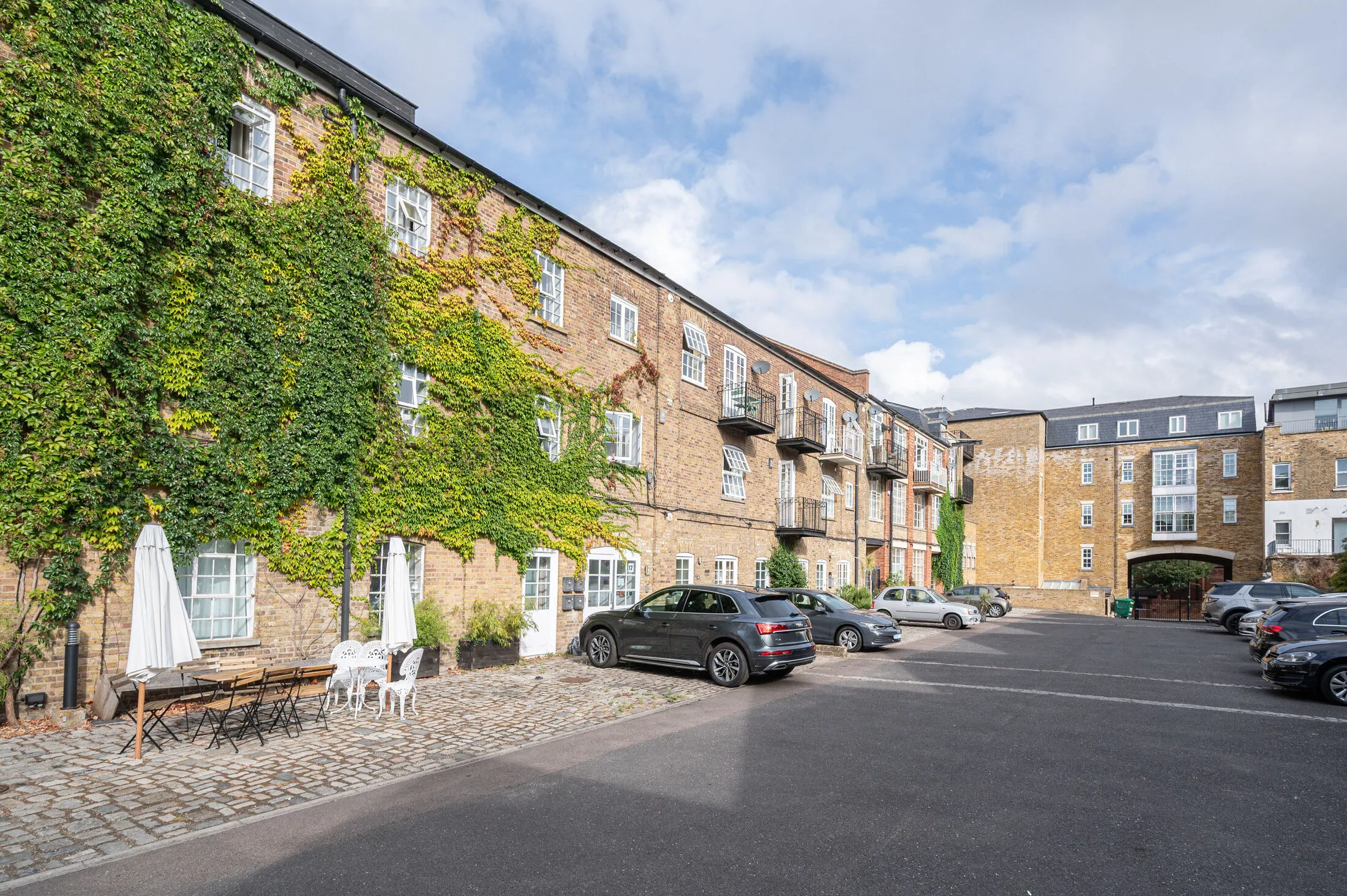 Flat Welmar Mews in Greater London