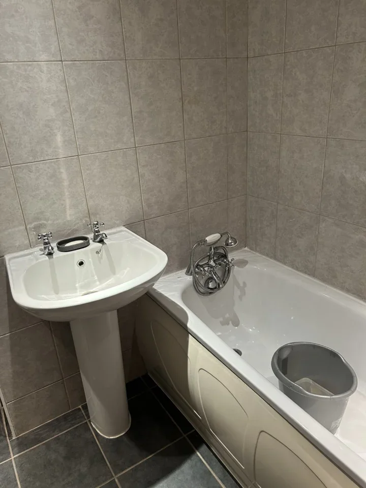 Room Neeld Crescent in Greater London