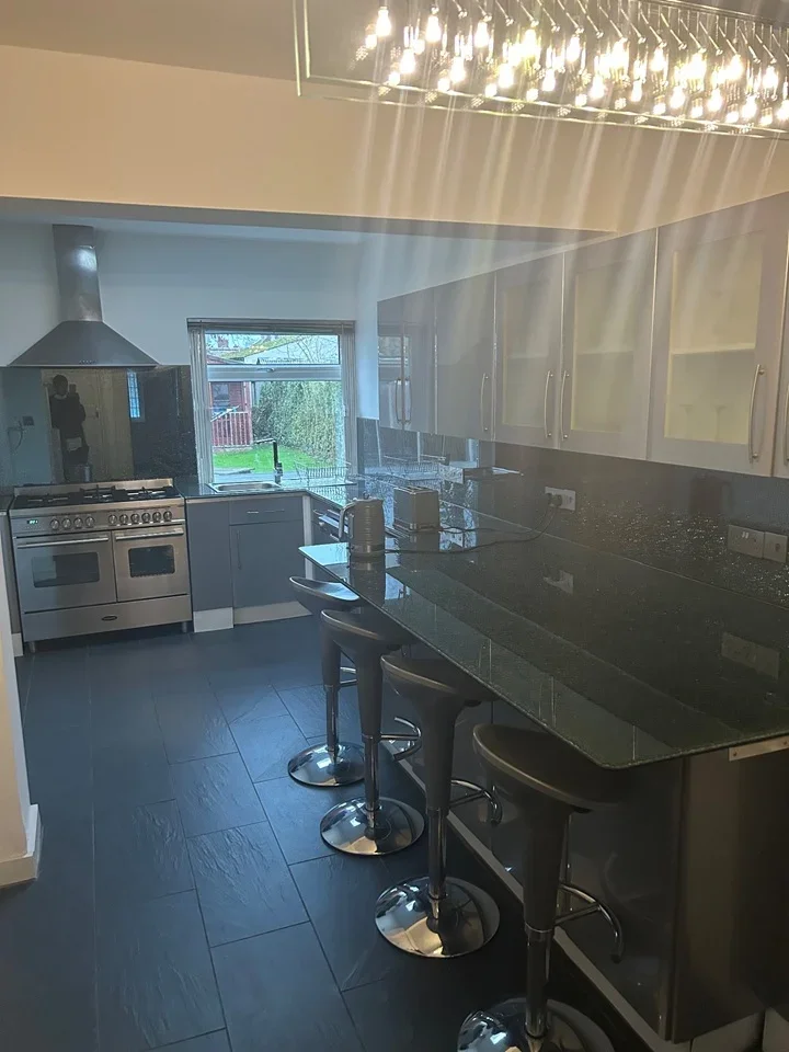Room Neeld Crescent in Greater London