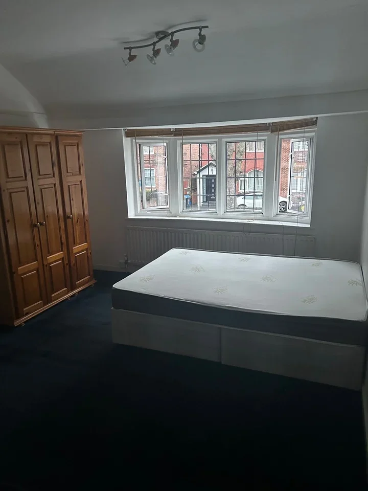 Room Neeld Crescent in Greater London