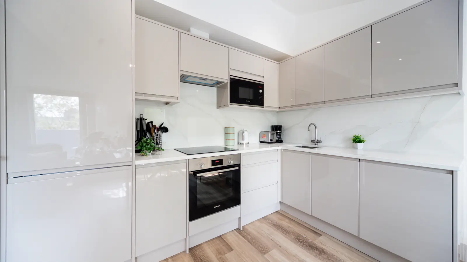Flat Spring Street in City of Westminster