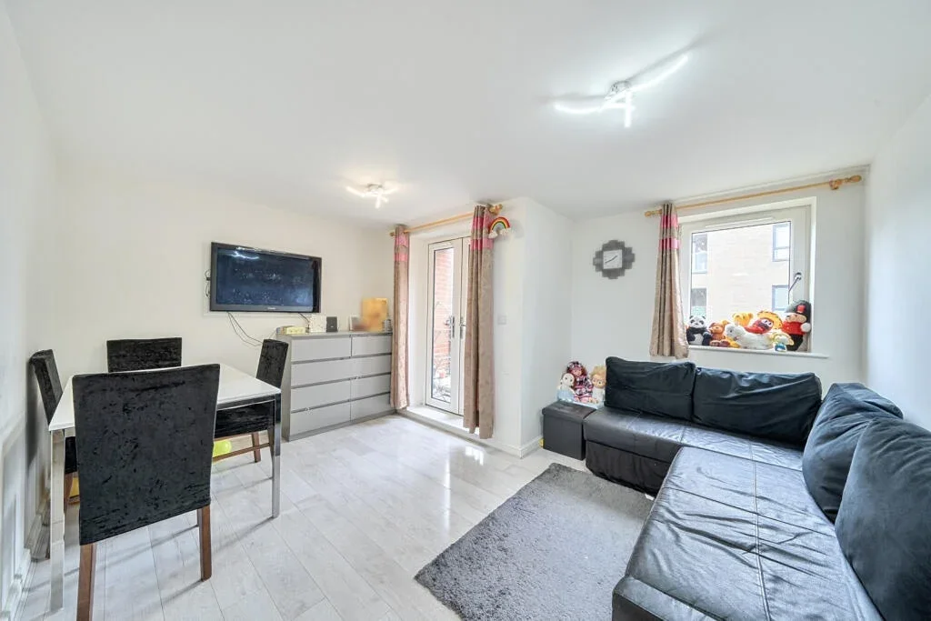 Room Rayners Lane in Greater London