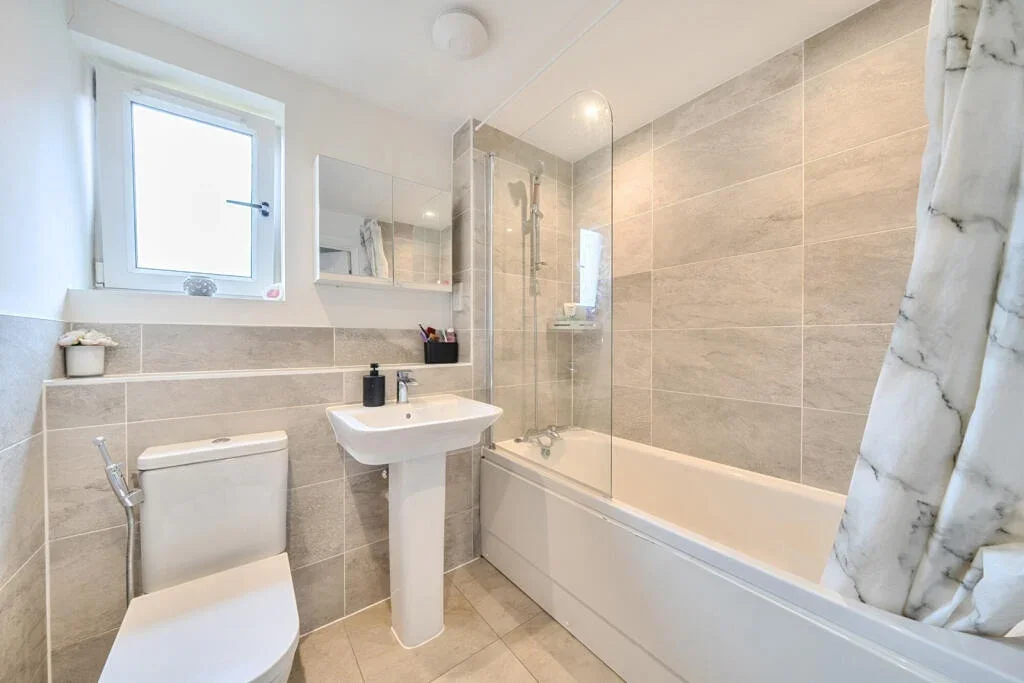 Room Rayners Lane in Greater London