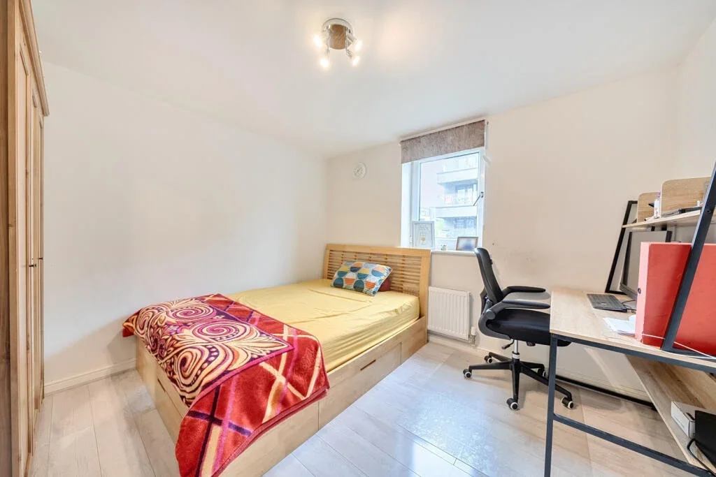 Room Rayners Lane in Greater London