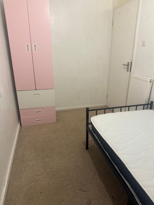 Room Luffield Road in Greater London