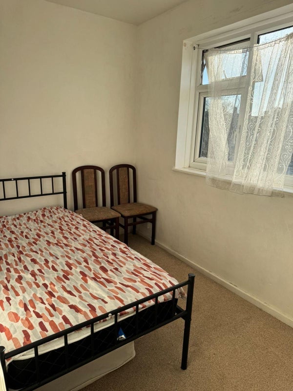 Room Luffield Road in Greater London