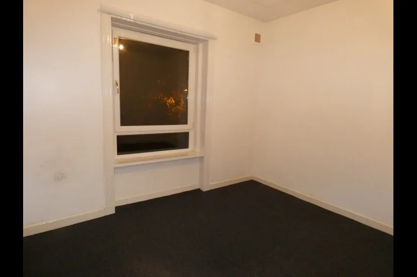 Flat Dorchester Avenue in Glasgow