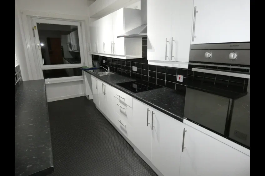 Flat Dorchester Avenue in Glasgow