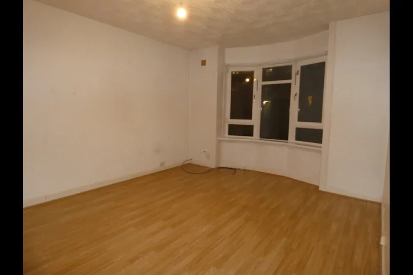 Flat Dorchester Avenue in Glasgow
