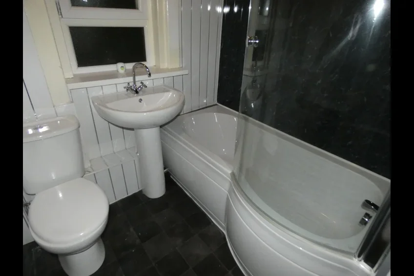 Flat Dorchester Avenue in Glasgow