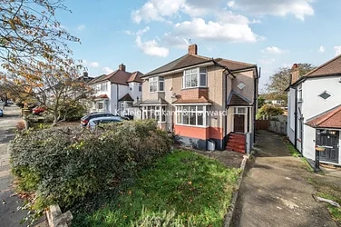 House Oakdene Avenue in Greater London