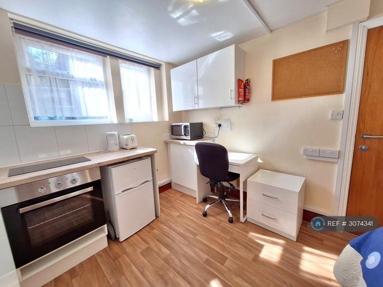 Room Balls Pond Road in Greater London