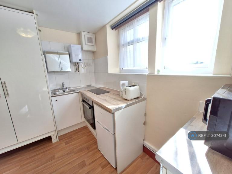 Room Balls Pond Road in Greater London