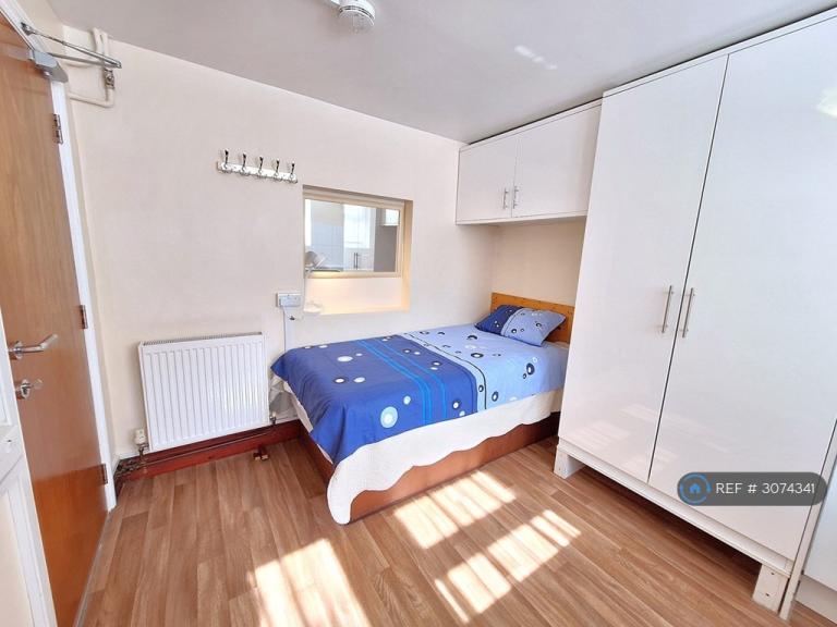 Room Balls Pond Road in Greater London