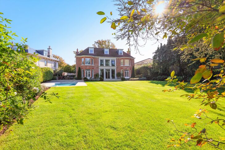 Room Eaton Park in Elmbridge