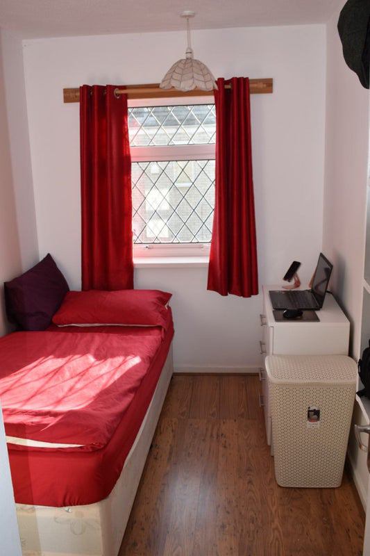 Room Barton Walk in Crawley
