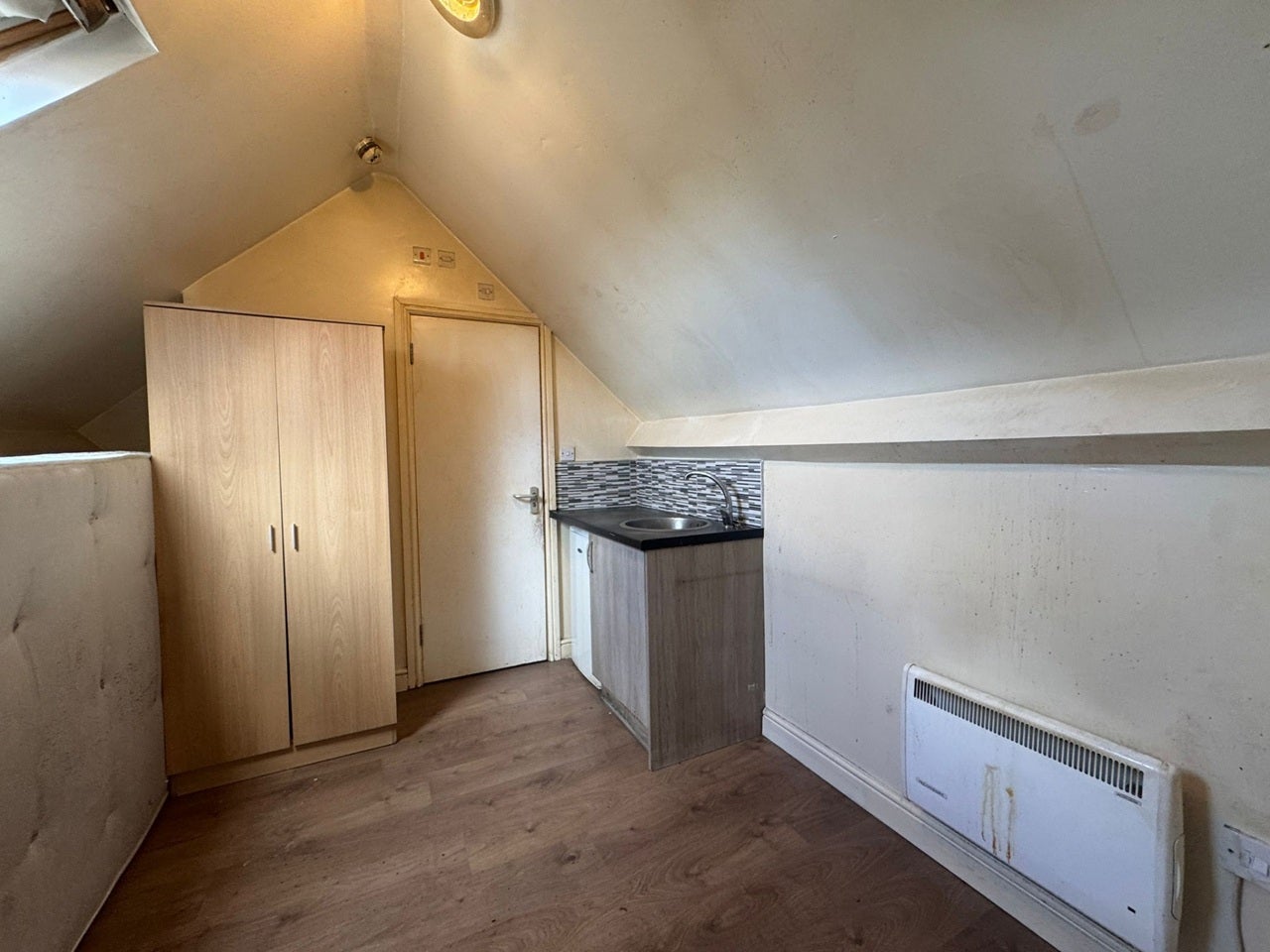 Room Tavistock Avenue in Greater London