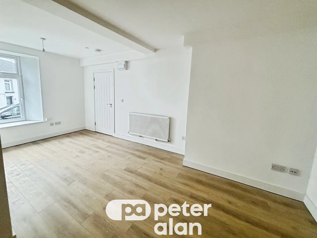 Flat Southall Street in Brynna