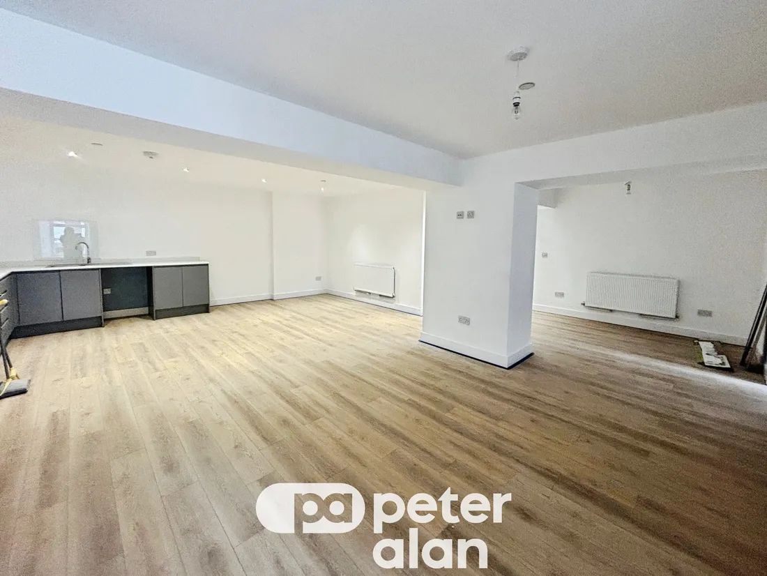 Flat Southall Street in Brynna