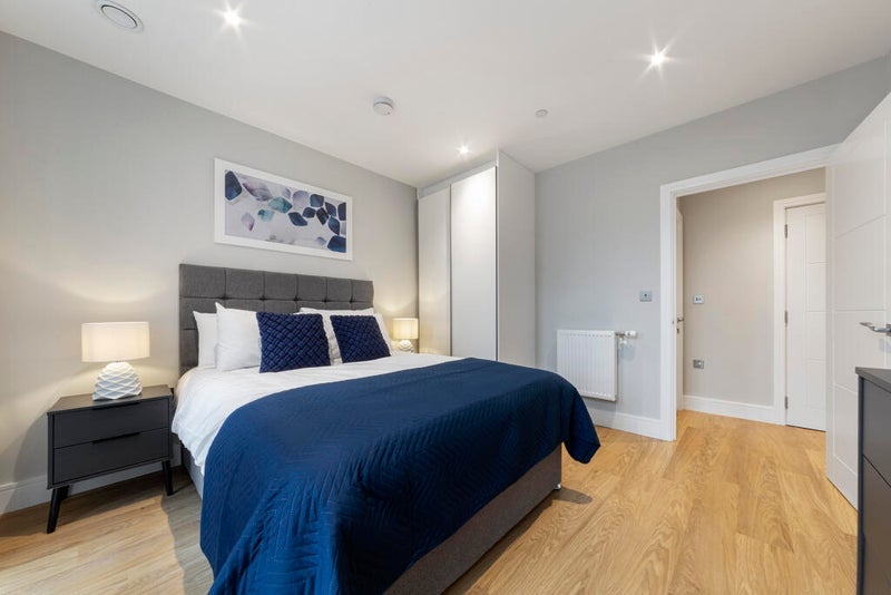 Room Plough Lane in Greater London