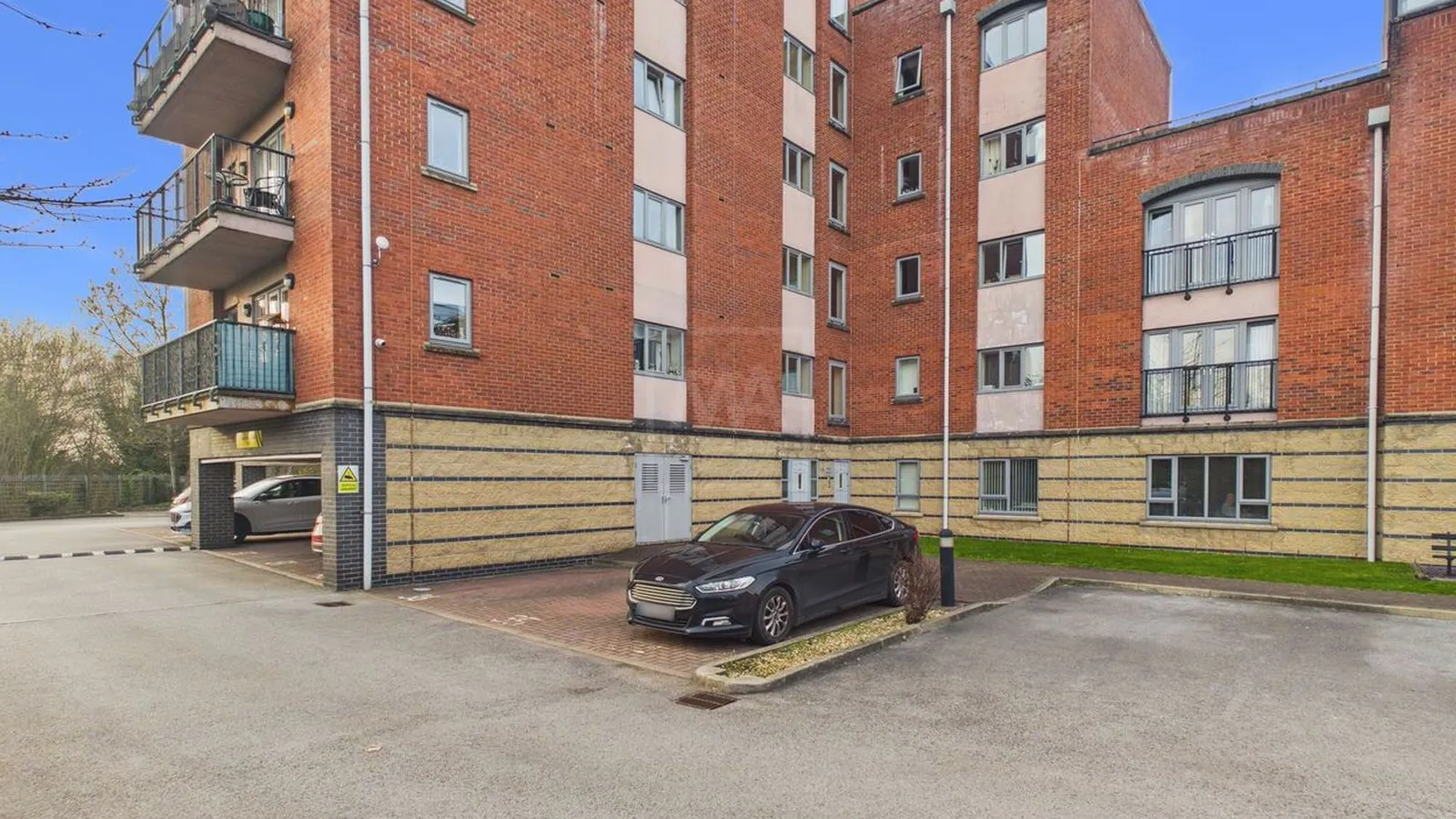Flat Cantilever Gardens in Warrington