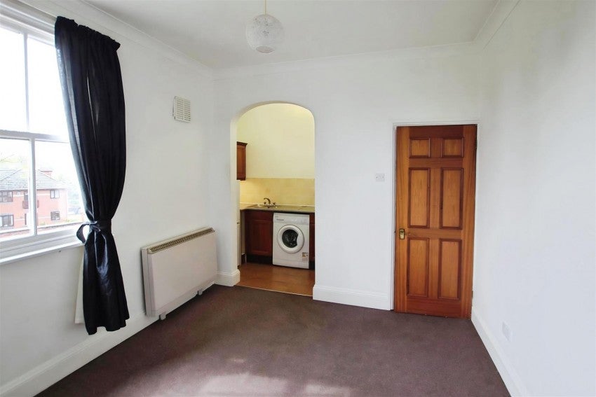 Flat Queensberry Road in Kettering