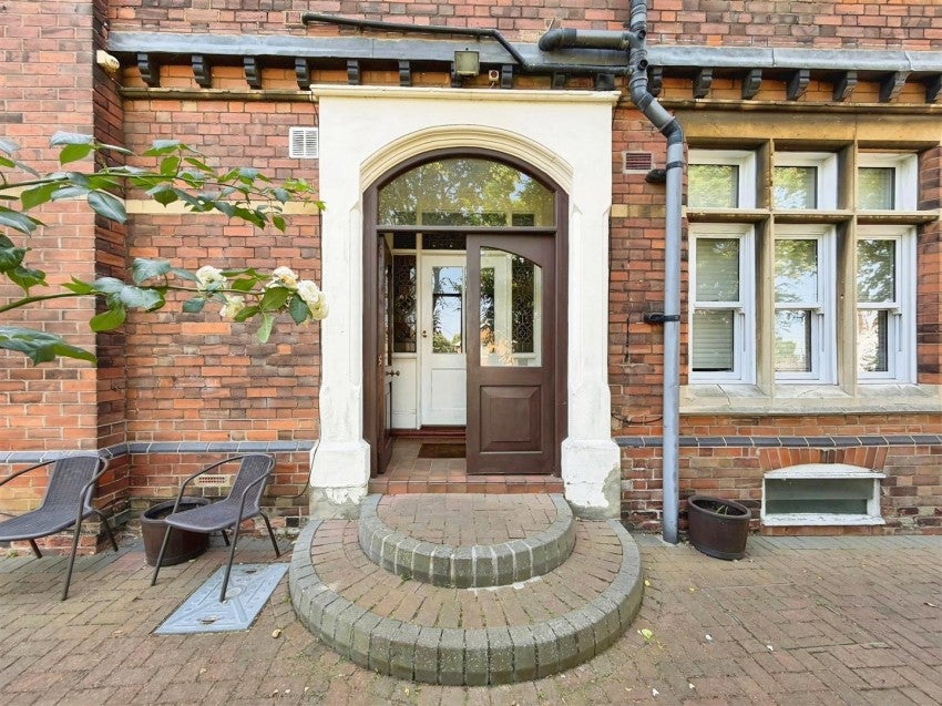 Flat Queensberry Road in Kettering