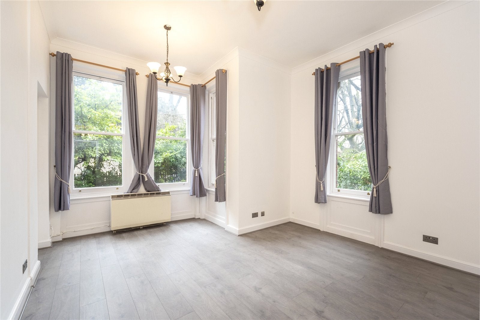 Flat Kew Road in Greater London