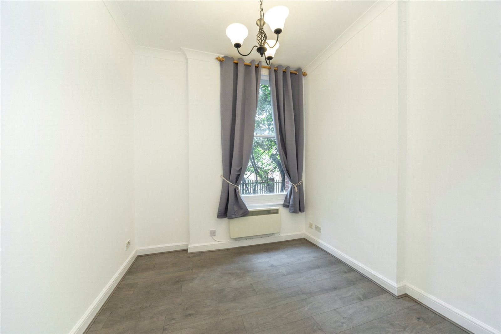 Flat Kew Road in Greater London