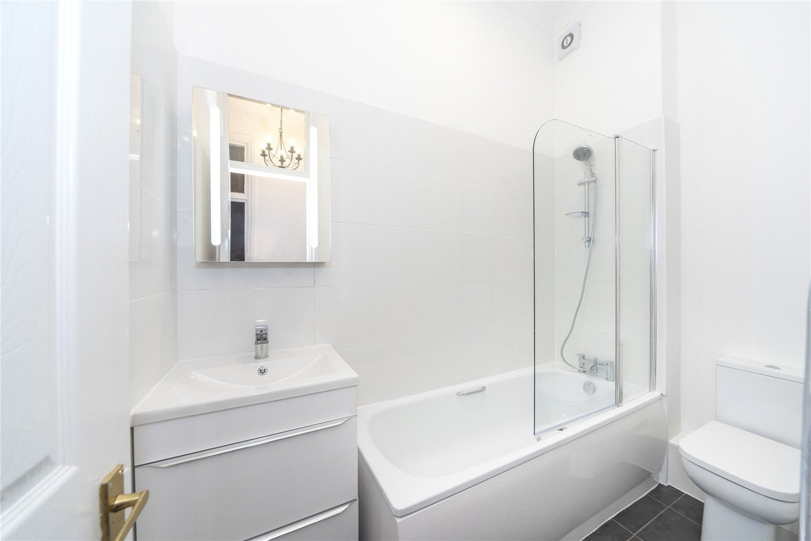 Flat Kew Road in Greater London