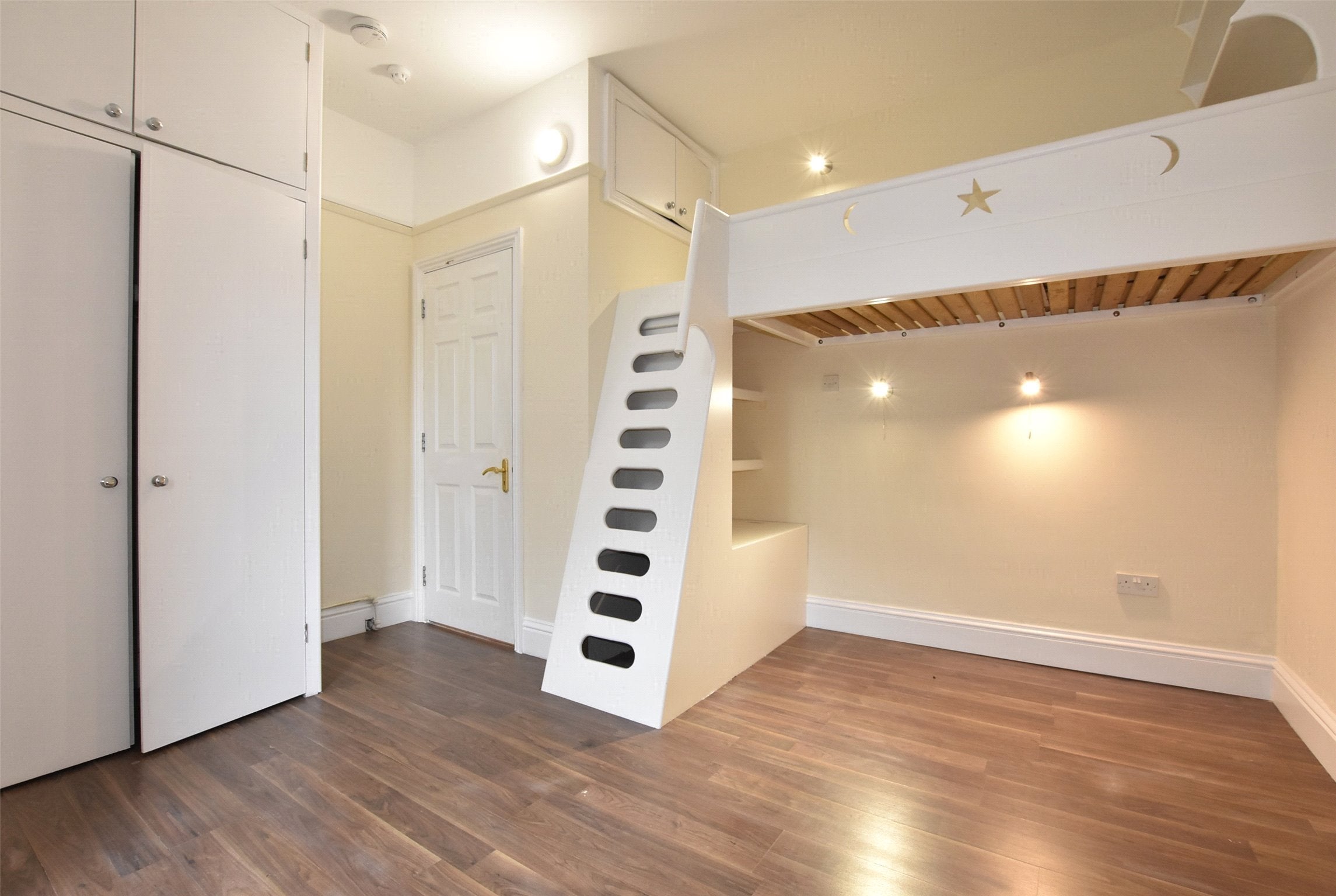 Flat Ladbroke Road in Reigate and Banstead