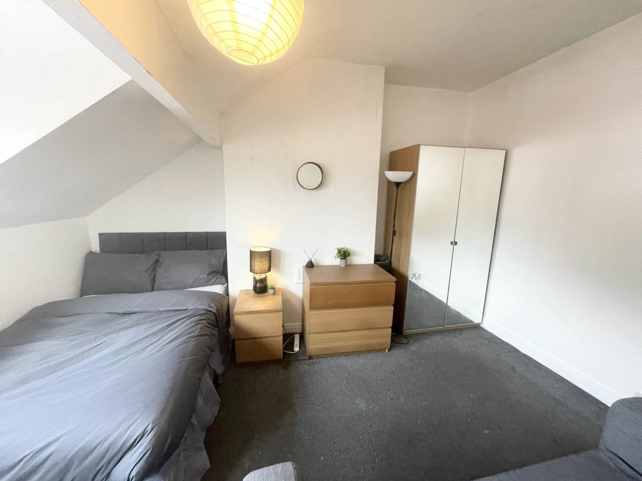 Room Glebe Avenue in Leeds