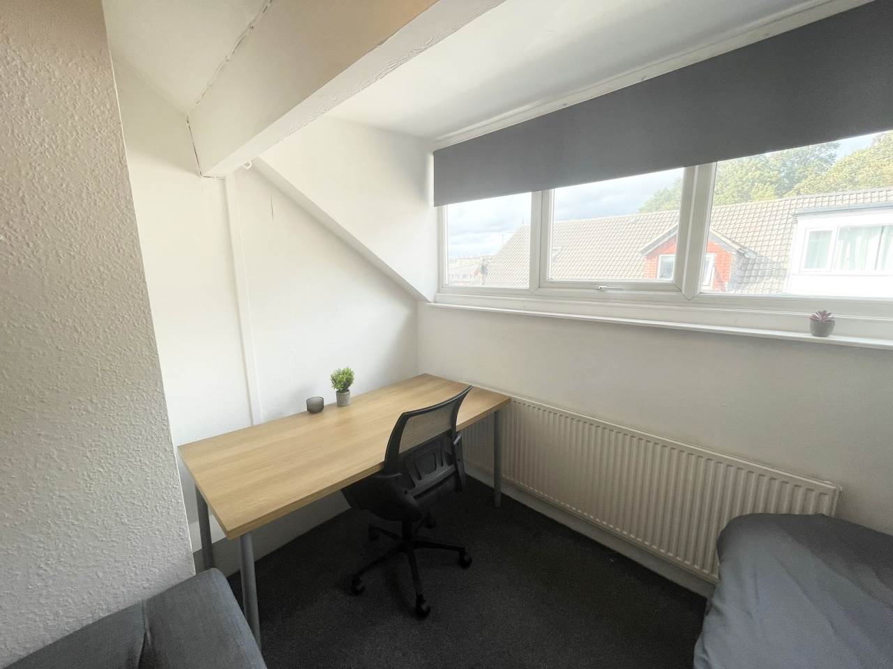 Room Glebe Avenue in Leeds