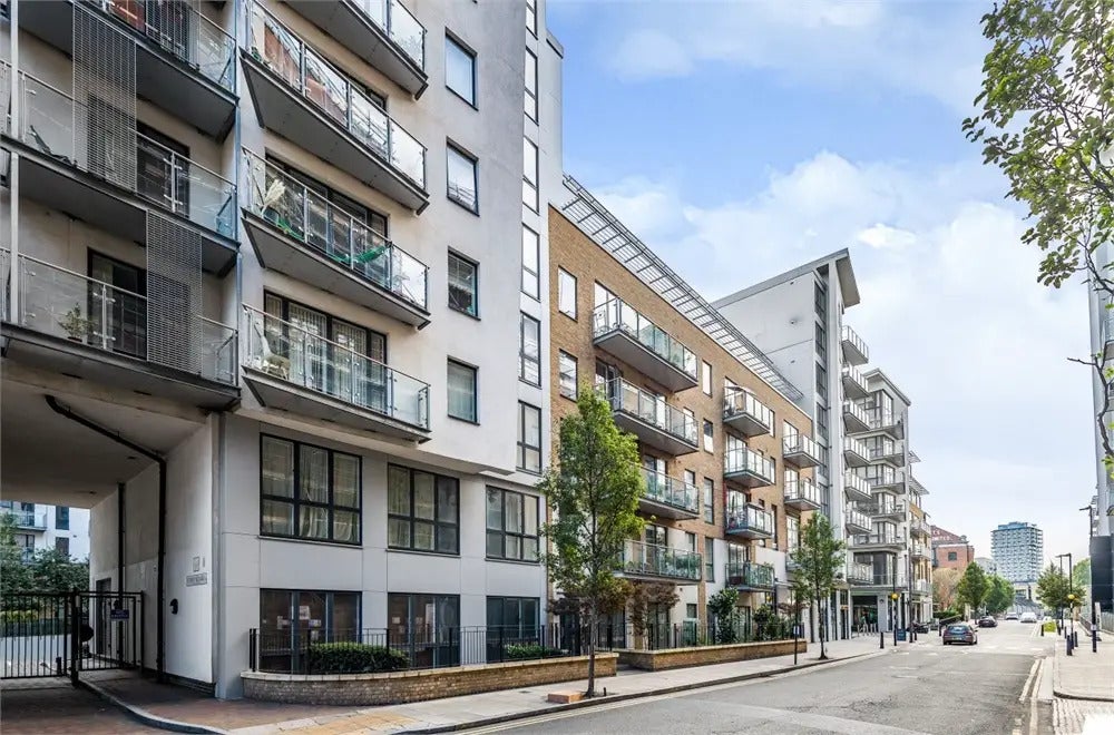 Flat Violet Road in Greater London