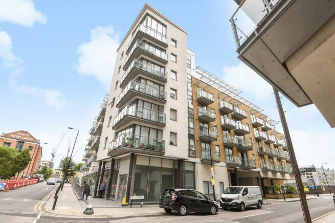 Flat Violet Road in Greater London