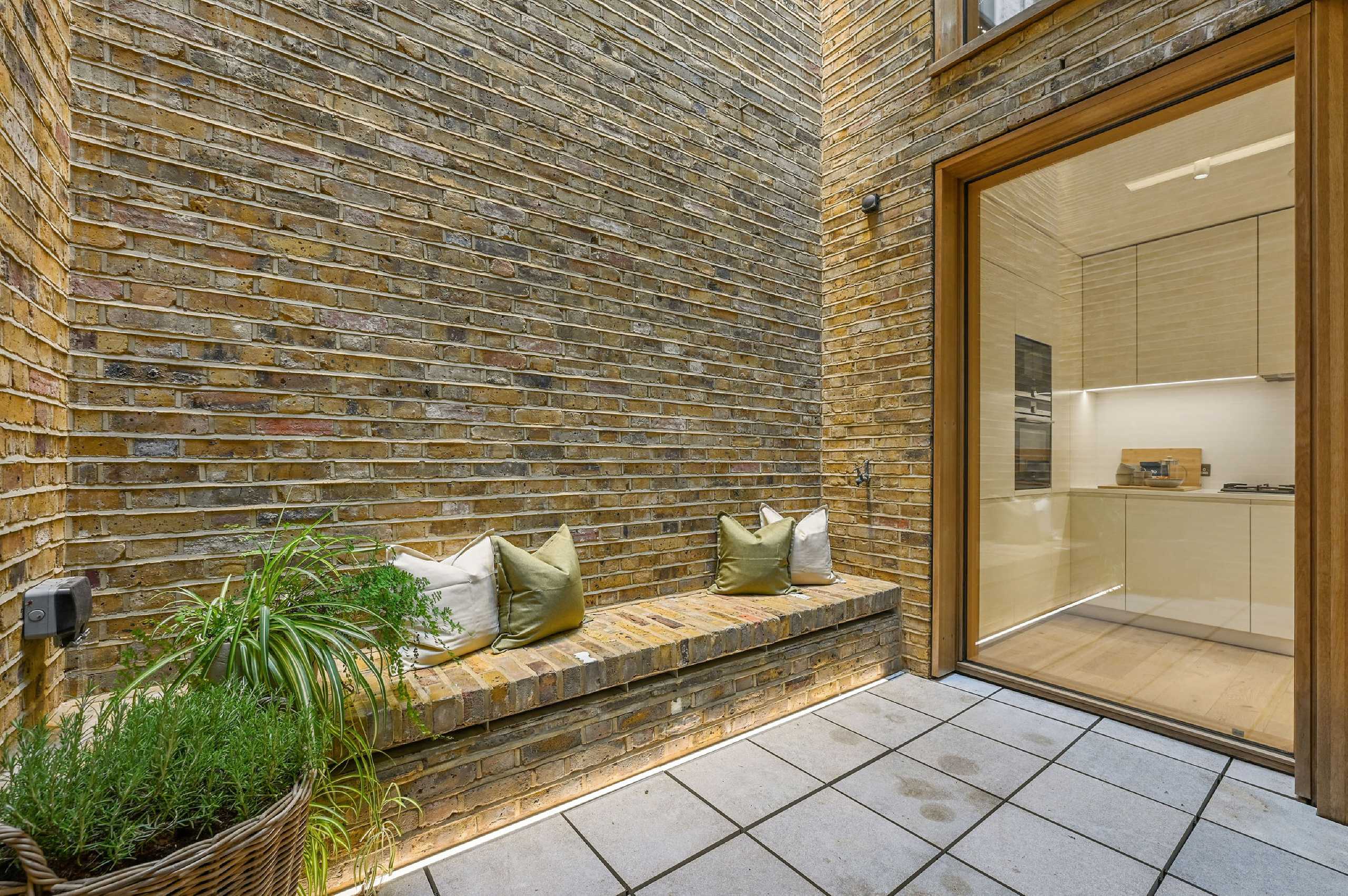 House Nottingham Place in City of Westminster