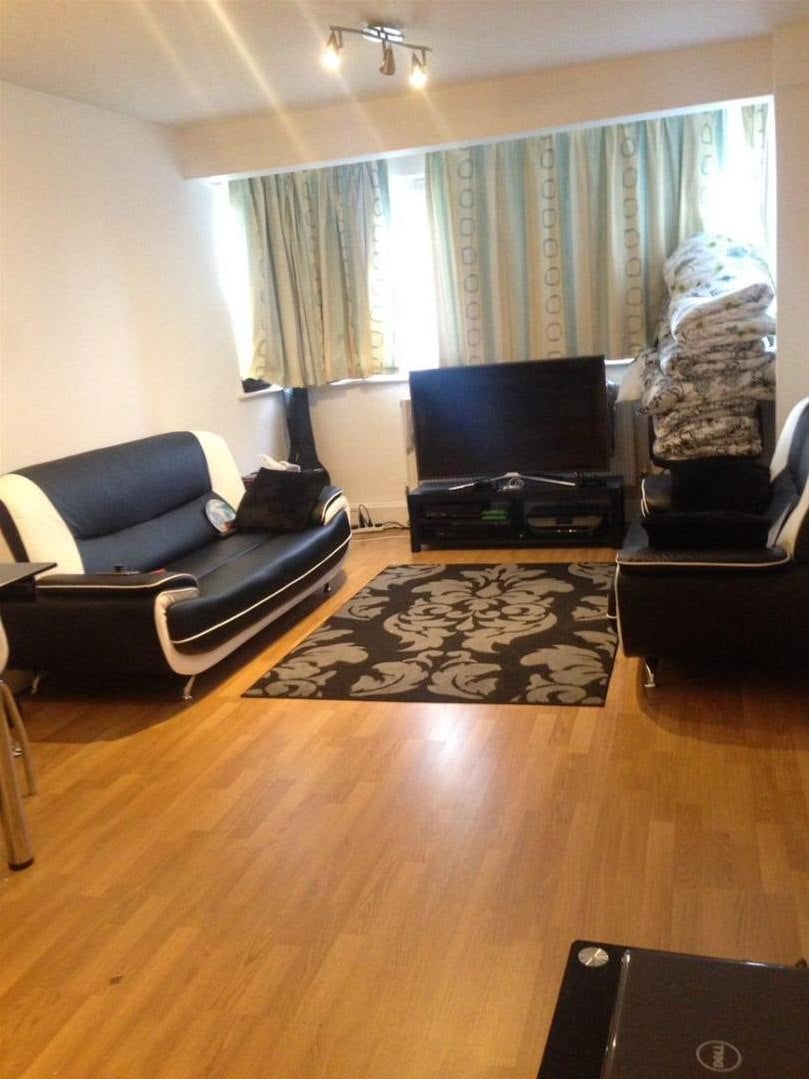 Flat Ballards Lane in Greater London